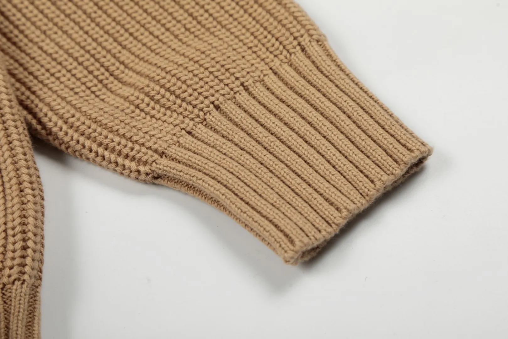 P220 Top quality" Style number: DS812# (not off the shelves all year round) [Ralph Lauren round neck piqué knitted sweater with war horse embroidery on the front and back] ✅Ralph Lauren classic basic versatile round neck pullover sweater for men and women ✅Main supply platform live broadcast Wholesale entity Replenish if out of stock Not removed from the shelves ✅ZP quality 1:1 version Scan the code to enter the GF website Counter quality ✅Detailed quality The only one in Guangzhou Imported quality cotton yarn Mainly high-end, cost-effective, good quality needless to say ✅The version is restored to the original order, the maximum size can be worn up to 200 pounds, loose, comfortable and stress-free ✅The upper body is simple and easy to match, ootd must-have style, good-looking clothes are never picky, a must-have item in the wardrobe is recommended. Size: S-XL Color: White, gray, khaki, navy blue, brown, burgundy, black with white label, black with red label